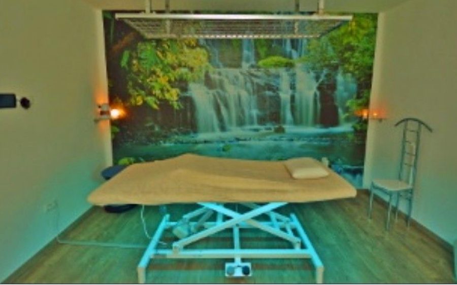 Ruhiger Behandlungsraum mit Wasserfall Motiv