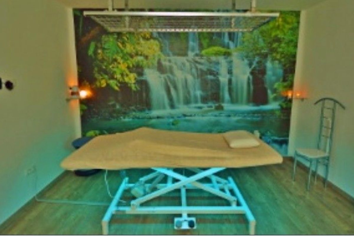 Behandlungsraum mit Wasserfall Motiv