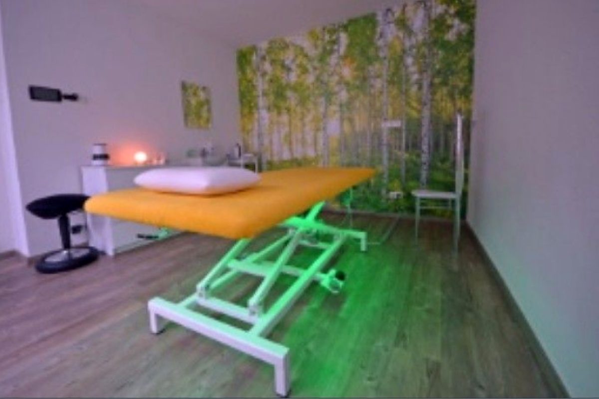 Behandlungsraum mit Birkenwald Motiv